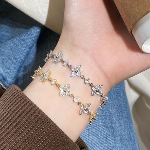 Luxuriöses Zirkon-Vierblatt-Kleeblatt-Armband in Gold und Silber für Damen