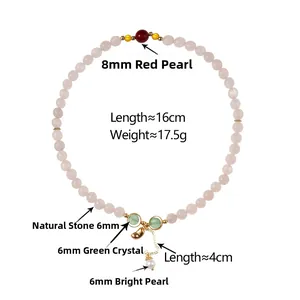 Détail du bracelet en pierre naturelle rose avec perle rouge et breloque cristal