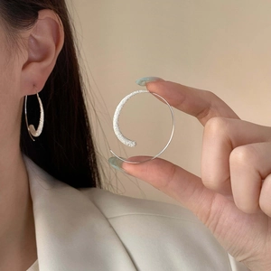Créoles chic en argent avec finition pailletée et design ouvert minimaliste élégant