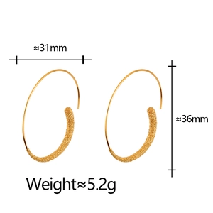 Boucles d'oreilles créoles C en or 18K avec texture et marquage des dimensions