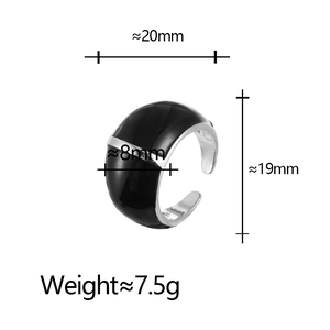 Vue détaillée de la bague en argent et émail noir montrant les dimensions et le poids