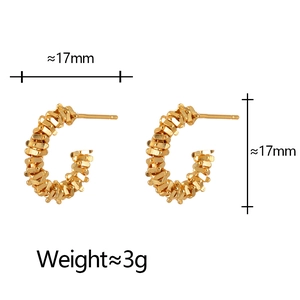 Detail view of gold C-shaped earrings with woven texture, size 17mm and weight 3g