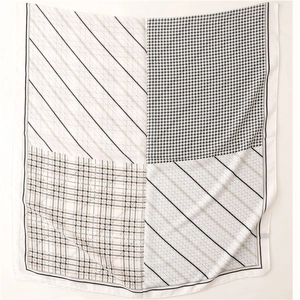 Detail van de zachte geweven stof met pied-de-poule en geometrische patchwork patronen