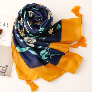 Marineblauer Schal mit gelben Blumen und Fransen in eleganter Spiralform präsentiert