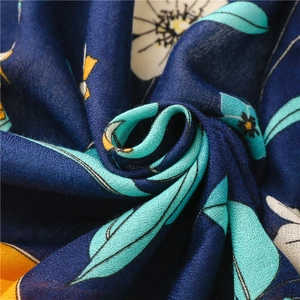 Makroaufnahme von Baumwoll-Leinen-Schal mit blauem Blumenmuster und Textur