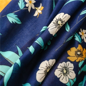 Marineblauer Blumenschal mit gelben Blüten und grünen Blättern aus weichem Leinen