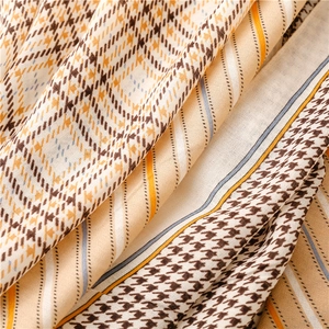 Detailopname van wintersjaal met pied-de-poule patroon, strepen en geometrie