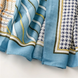 Detail van een zachte houndstooth sjaal met blauwe strepen en geweven stoftextuur