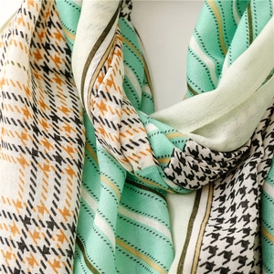 Macro-opname van gestreepte sjaal met houndstooth patronen en zachte textuur