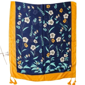 Marineblauer Blumenschal mit gelbem Blumendruck und Quasten aus Baumwolle und Leinen