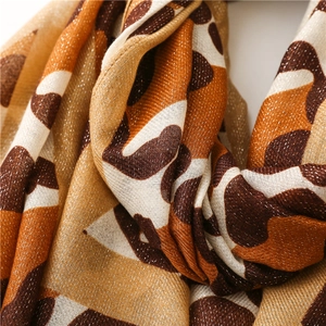 Gros plan sur l'écharpe léopard avec fils métalliques et texture de tissu jacquard