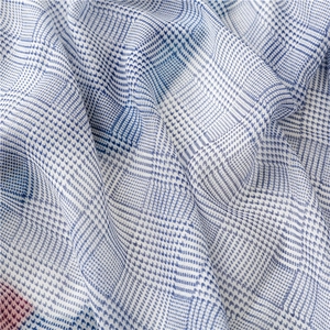Detail von blau-weißem Hahnentritt-Muster auf leichtem, atmungsaktivem Baumwollschal