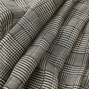 Makroansicht der schwarz-weißen Glen-Plaid-Stoffstruktur mit feiner Webqualität