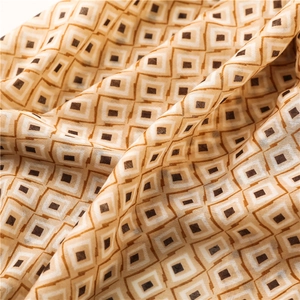 Gros plan détaillé du motif géométrique sur le tissu doux en coton-lin du foulard