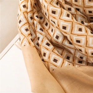 Détail de motifs géométriques en losange et franges sur écharpe en coton et lin