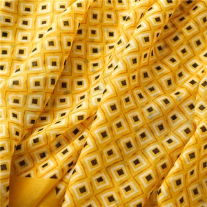 Détail de tissu jaune à motifs géométriques avec une texture soyeuse et douce