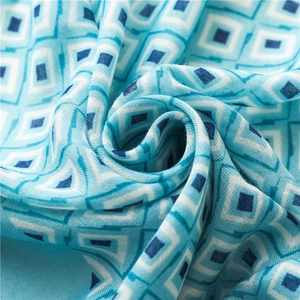 Détail macro d'une écharpe en coton et lin à motifs géométriques bleus et blancs doux