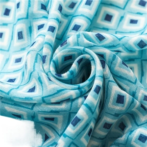 Écharpe en coton et lin à motifs géométriques bleus avec texture douce et franges