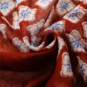 Écharpe rétro en coton et lin rouge avec imprimé floral bleu et texture tissée