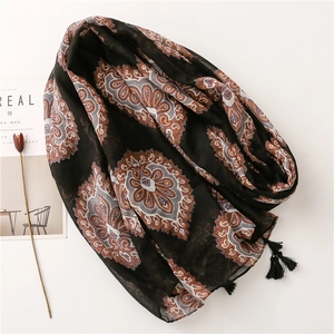 Écharpe bohème en coton et lin noir avec motif paisley vintage et détails de pompons
