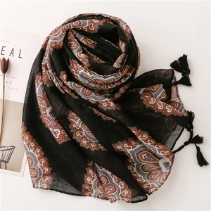 Détail d'une écharpe bohème noire à motif paisley avec glands et texture légère en coton et lin