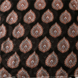 Gros plan du tissu de foulard bohème noir avec motifs paisley orange et texture fine