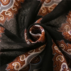 Écharpe bohème imprimé paisley noir en coton mélangé avec motifs orange et bleu raffinés