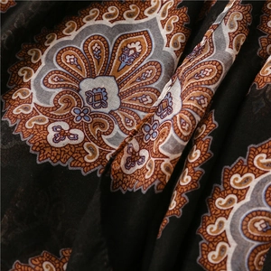 Détail macro de l'imprimé floral mandala bohème sur tissu écharpe noir effet coton lin