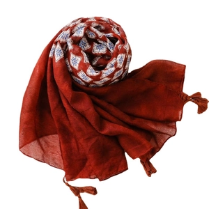 Écharpe en coton rouge brique pour femmes avec motifs floraux bleus et pompons