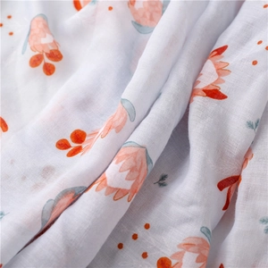 Gros plan du tissu d'écharpe à fleurs montrant la texture douce en lin et coton et fleurs