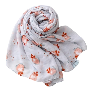 Écharpe élégante en satin gris avec motifs floraux orange et pompons bleus sur fond blanc