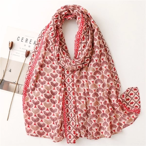 Détail de l'écharpe en coton et lin avec motif éventail vintage et imprimé floral doré