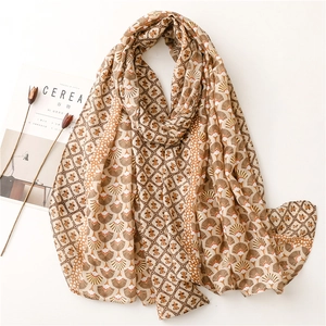 Écharpe toucher lin avec imprimé floral doré et motifs éventails sur fond minimaliste