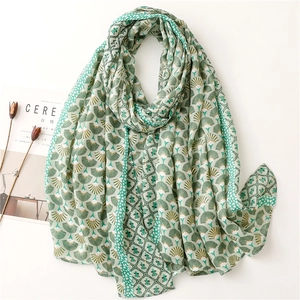 Écharpe en coton et lin vert et doré avec motifs géométriques et drapé élégant