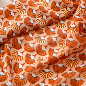 Détail de motifs en éventail avec impression à la feuille d'or sur foulard lin