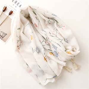 Sciarpa floreale da donna effetto lino con nappe e delicati motivi di fiori