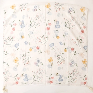 Dettaglio sciarpa in chiffon con nappe bianche e stampe botaniche floreali pastello