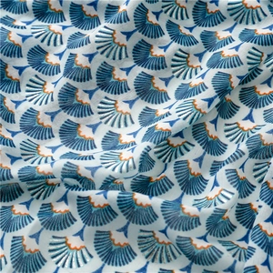 Détail du foulard bleu clair avec motif floral en éventail et dorure argentée mate