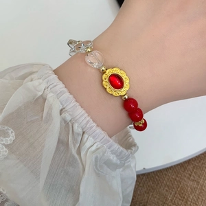 Bracelet élégant en perles avec cœurs transparents et perles de verre rouges pour femme