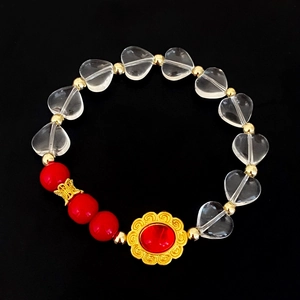 Vue détaillée du bracelet perlé avec perles en cœur claires et accents de pierres rouges
