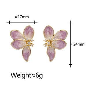 Detailed view of floral earrings with lilac petals, dimensions 17x24mm and 6g weight