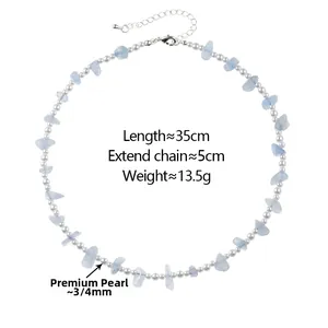 Vue détaillée du collier en perles de 3-4 mm et pierres concassées bleu clair