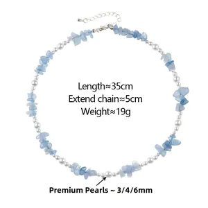 Détail du collier avec pierres bleu clair, perles brillantes et chaîne en argent ajustable