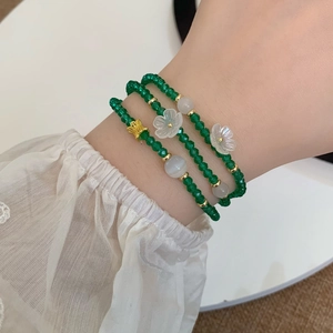 Bracelet multicouche à perles de cristal vert avec fleurs blanches et breloques couronnes