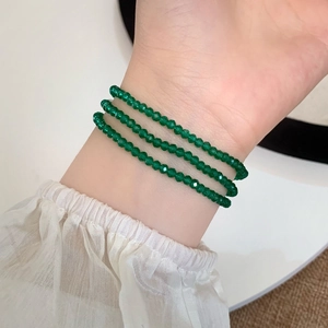 Bracelet trois rangs en cristal vert avec perles facettées pour un style vintage chic