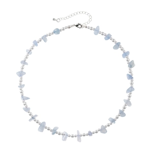 Détail du collier avec perles blanches et pierres bleu clair sur un fermoir mousqueton