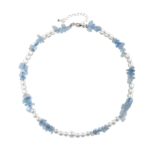 Détail du collier avec pierres bleues claires, perles blanches et fermoir argenté