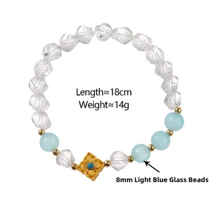 Détail du bracelet en perles de verre bleu clair avec breloque fleurie dorée et dimensions