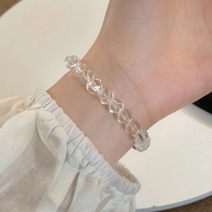 Bracelet minimaliste en perles de cristal bleu clair porté au poignet pour le quotidien