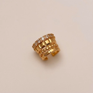 Detailansicht der goldfarbenen Earcuff mit Zirkonia-Besatz und mehrlagigem Perlen-Design